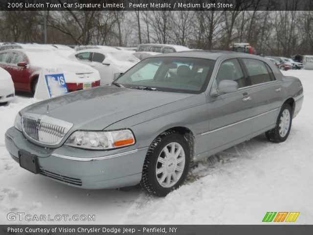 2006 Lincoln Town Car Signature Limited in Pewter Metallic