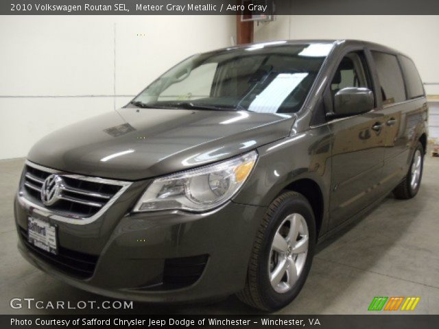 2010 Volkswagen Routan SEL in Meteor Gray Metallic