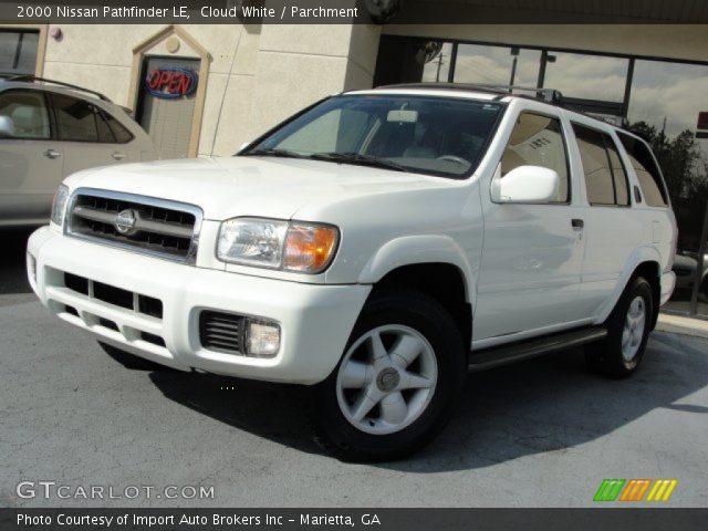 2000 Nissan Pathfinder LE in Cloud White