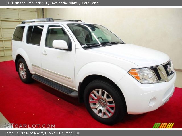 2011 Nissan Pathfinder LE in Avalanche White