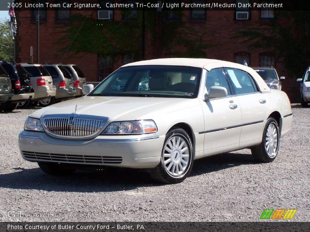 2005 Lincoln Town Car Signature in Cashmere Tri-Coat