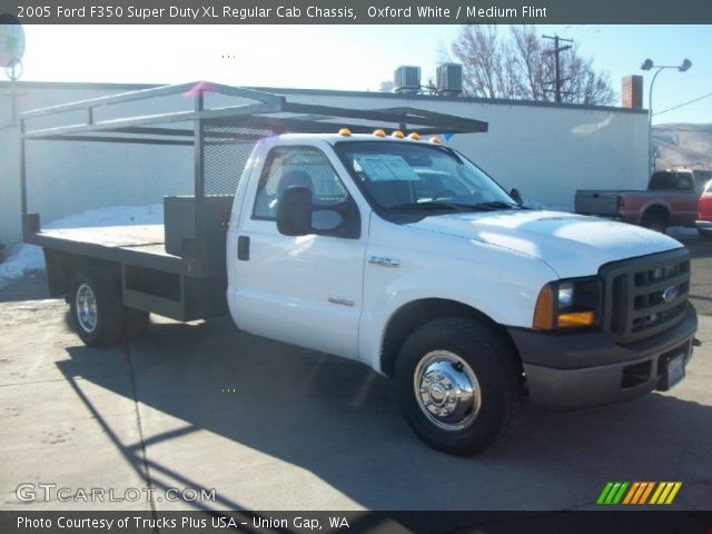 2005 Ford F350 Super Duty XL Regular Cab Chassis in Oxford White
