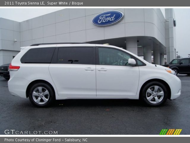 2011 Toyota Sienna LE in Super White