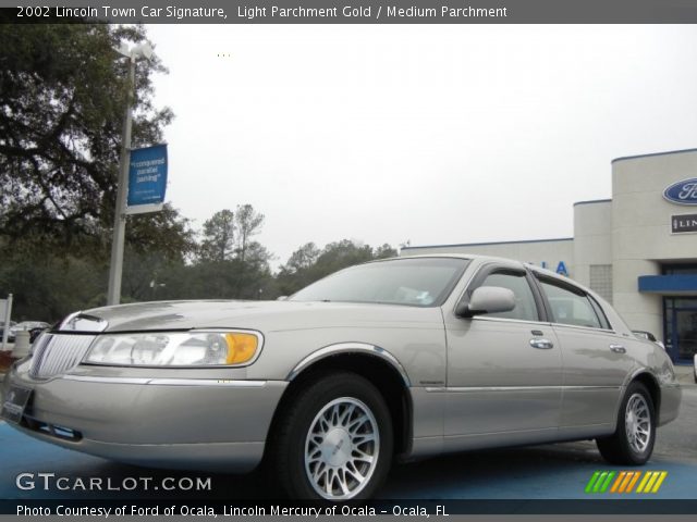 2002 Lincoln Town Car Signature in Light Parchment Gold