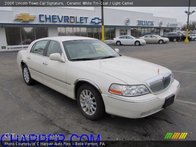 2006 Lincoln Town Car Signature in Ceramic White Tri-Coat