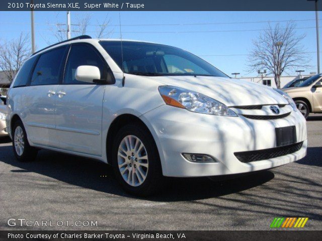 2010 Toyota Sienna XLE in Super White
