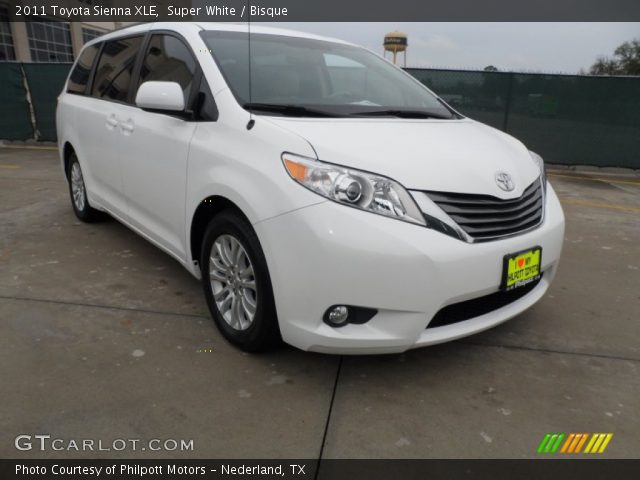 2011 Toyota Sienna XLE in Super White