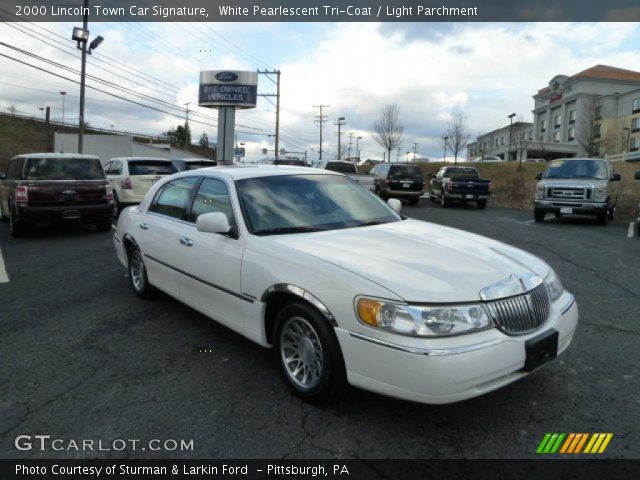 2000 Lincoln Town Car Signature in White Pearlescent Tri-Coat