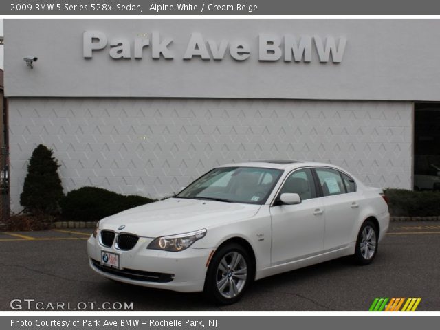 2009 BMW 5 Series 528xi Sedan in Alpine White