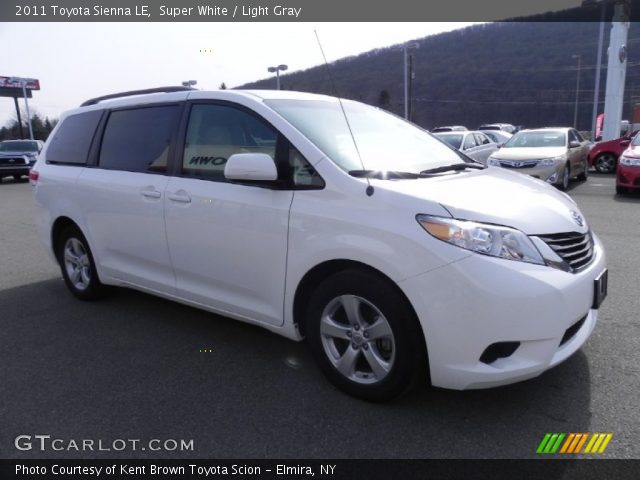 2011 Toyota Sienna LE in Super White