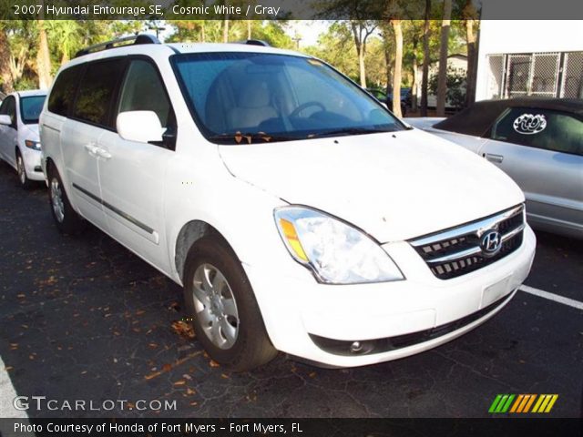 2007 Hyundai Entourage SE in Cosmic White