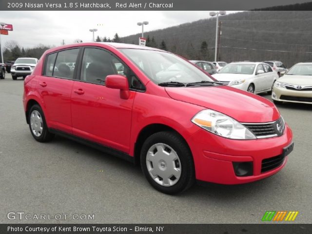 2009 Nissan versa red