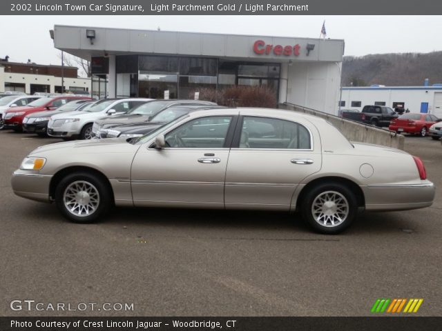 2002 Lincoln Town Car Signature in Light Parchment Gold