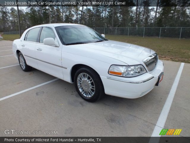 2009 Lincoln Town Car Signature Limited in Vibrant White