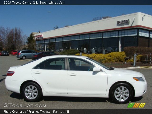 2009 Toyota Camry XLE in Super White