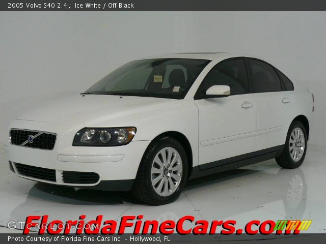 2005 Volvo S40 2.4i in Ice White