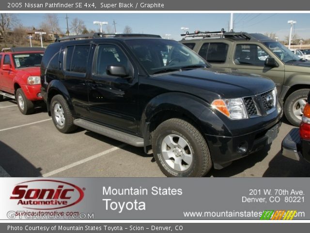 2005 Nissan Pathfinder SE 4x4 in Super Black