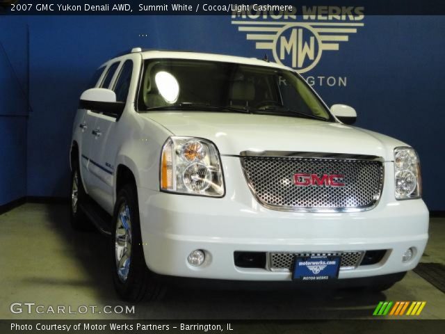 2007 GMC Yukon Denali AWD in Summit White