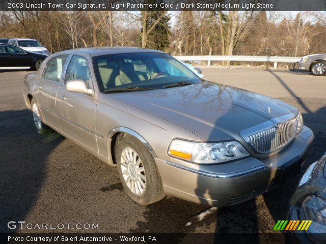 2003 Lincoln Town Car Signature in Light Parchment Gold