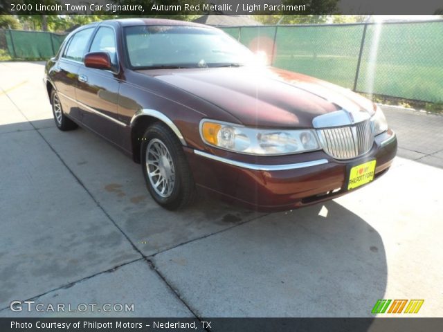 2000 Lincoln Town Car Signature in Autumn Red Metallic