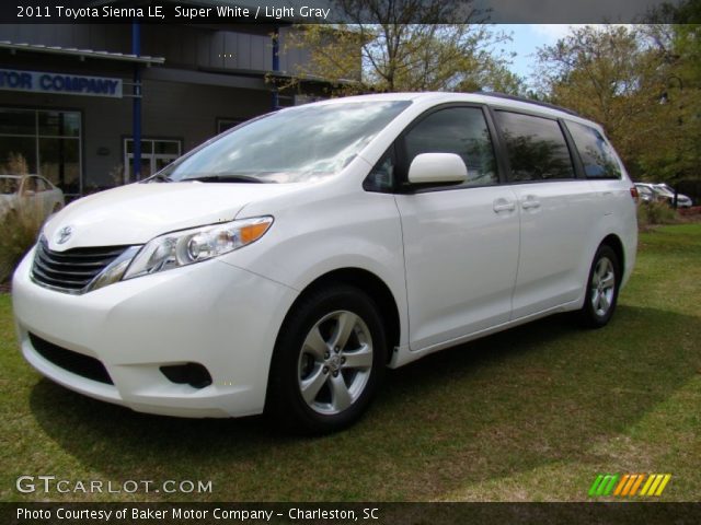 2011 Toyota Sienna LE in Super White