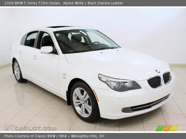 2009 BMW 5 Series 528xi Sedan in Alpine White