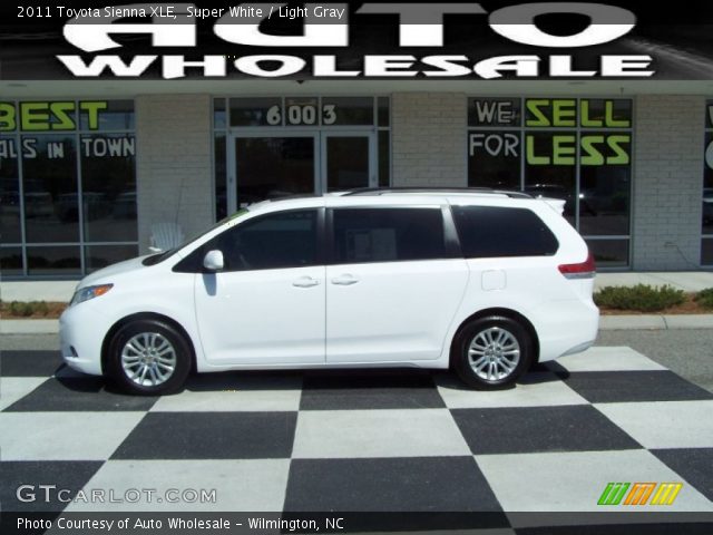 2011 Toyota Sienna XLE in Super White