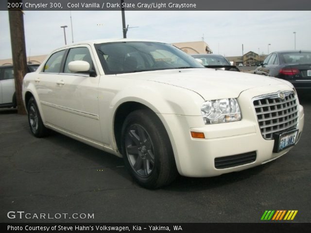 2007 Chrysler 300  in Cool Vanilla