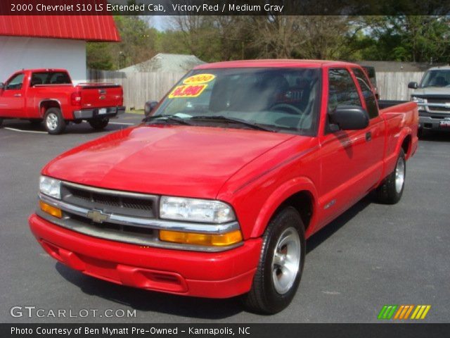 2000 Chevrolet S10 LS Extended Cab in Victory Red