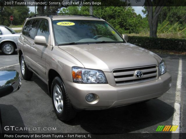 2007 Toyota Highlander  in Sonora Gold Pearl