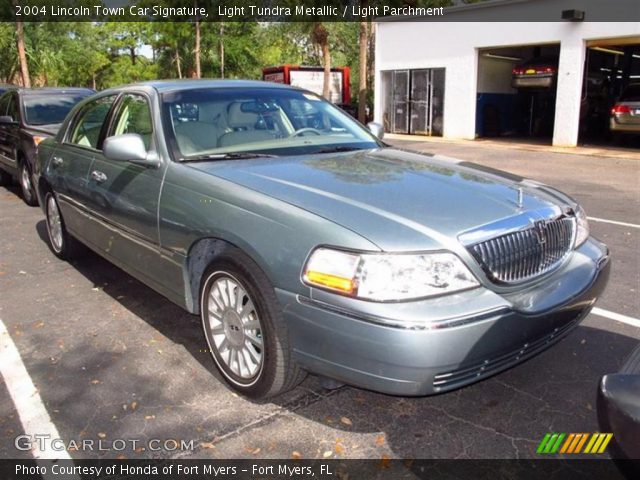 2004 Lincoln Town Car Signature in Light Tundra Metallic