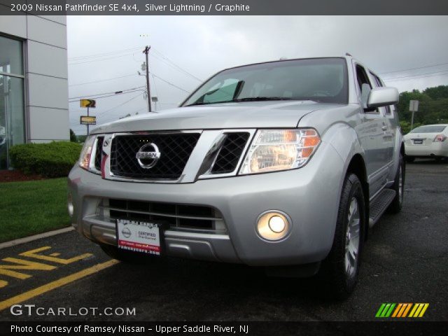 2009 Nissan Pathfinder SE 4x4 in Silver Lightning