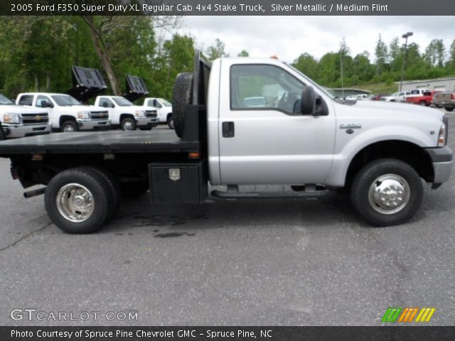 2005 Ford F350 Super Duty XL Regular Cab 4x4 Stake Truck in Silver Metallic