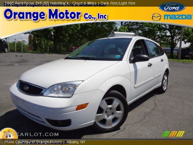 2005 Ford Focus ZX5 SES Hatchback in Cloud 9 White