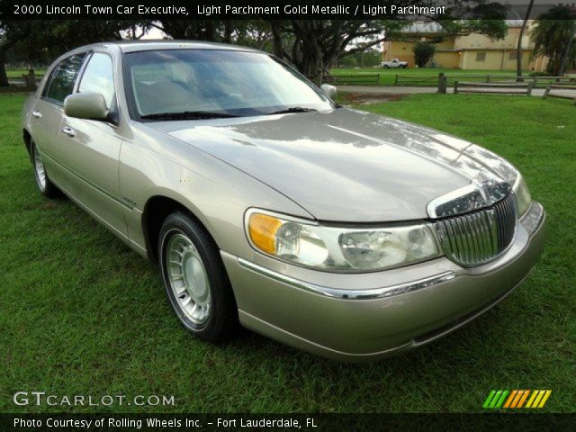 2000 Lincoln Town Car Executive in Light Parchment Gold Metallic