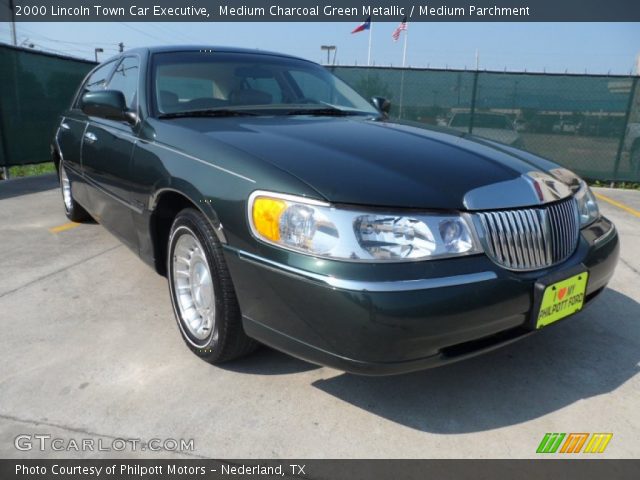 2000 Lincoln Town Car Executive in Medium Charcoal Green Metallic