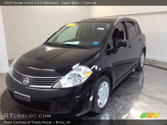 2009 Black nissan versa hatchback