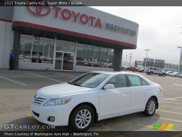 2011 Toyota Camry XLE in Super White