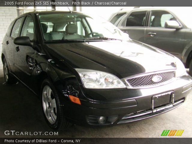 2005 Ford Focus ZX5 SES Hatchback in Pitch Black