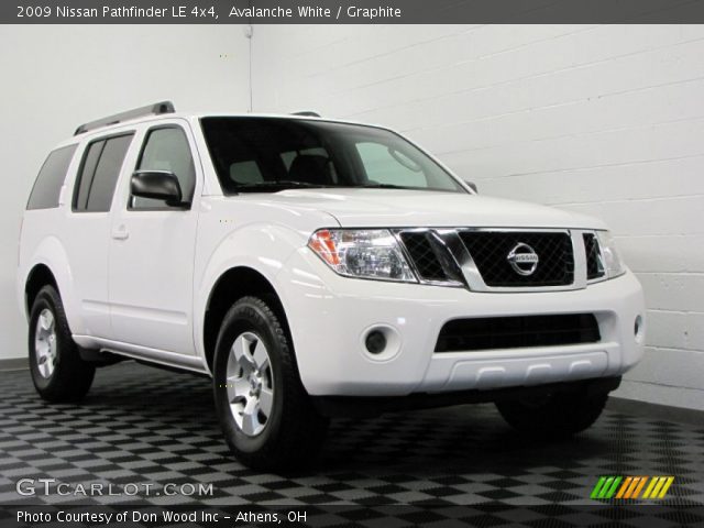 2009 Nissan Pathfinder LE 4x4 in Avalanche White