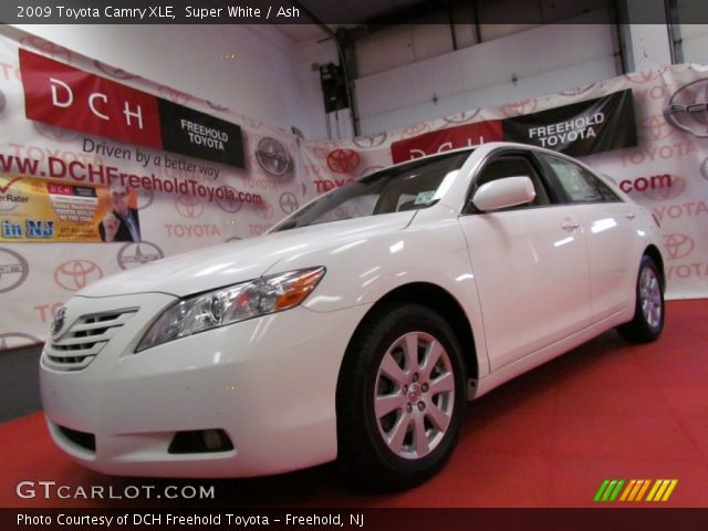2009 Toyota Camry XLE in Super White