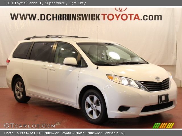 2011 Toyota Sienna LE in Super White