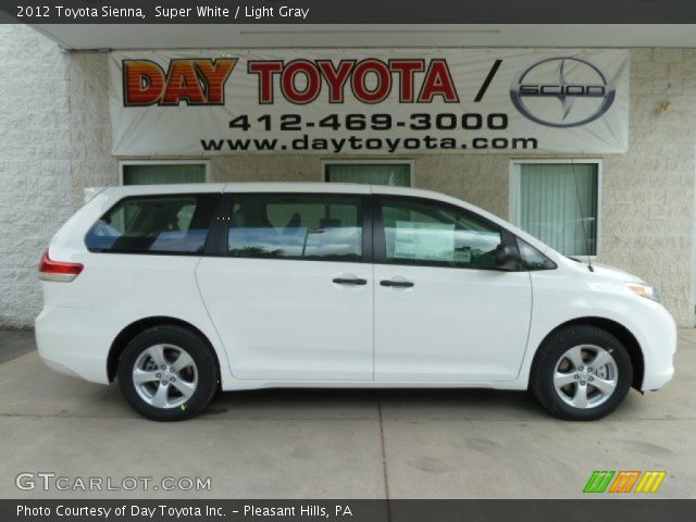 2012 Toyota Sienna  in Super White
