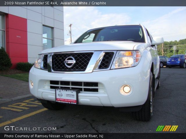 2009 Nissan Pathfinder SE 4x4 in Avalanche White