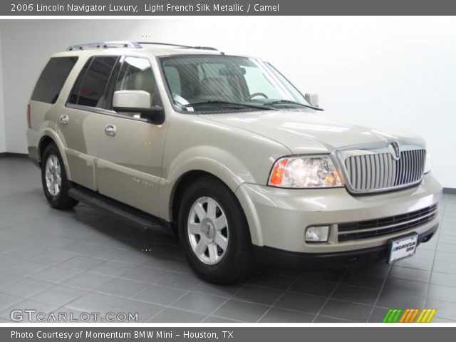 2006 Lincoln Navigator Luxury in Light French Silk Metallic