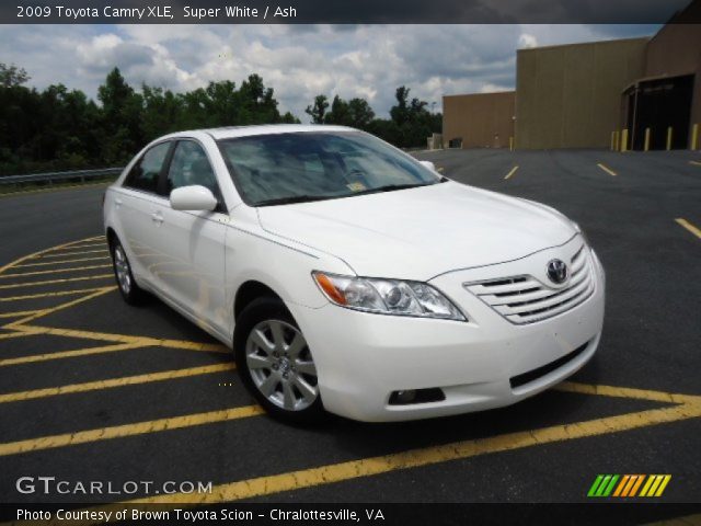 2009 Toyota Camry XLE in Super White