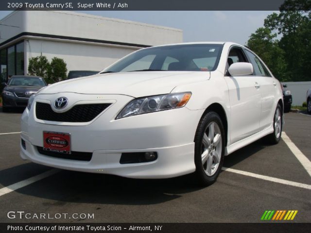 2009 Toyota Camry SE in Super White