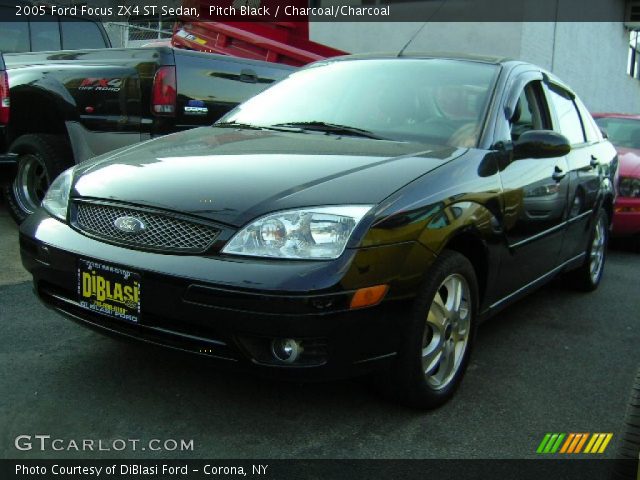 2005 Ford Focus ZX4 ST Sedan in Pitch Black