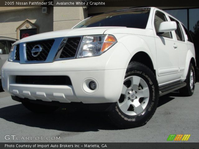 2005 Nissan Pathfinder SE in Avalanche White