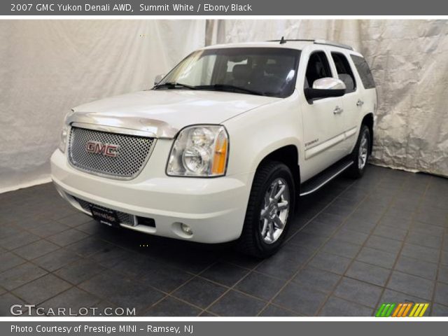 2007 GMC Yukon Denali AWD in Summit White